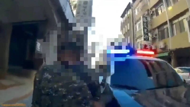 郭男被员警依侵入住宅现行犯带回派出所。（民众提供）