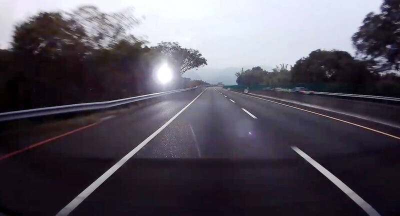 草屯镇民定速105公里，经过国6东向12.5公里处的固定测速杆，该杆即闪灯拍照。（民众提供）