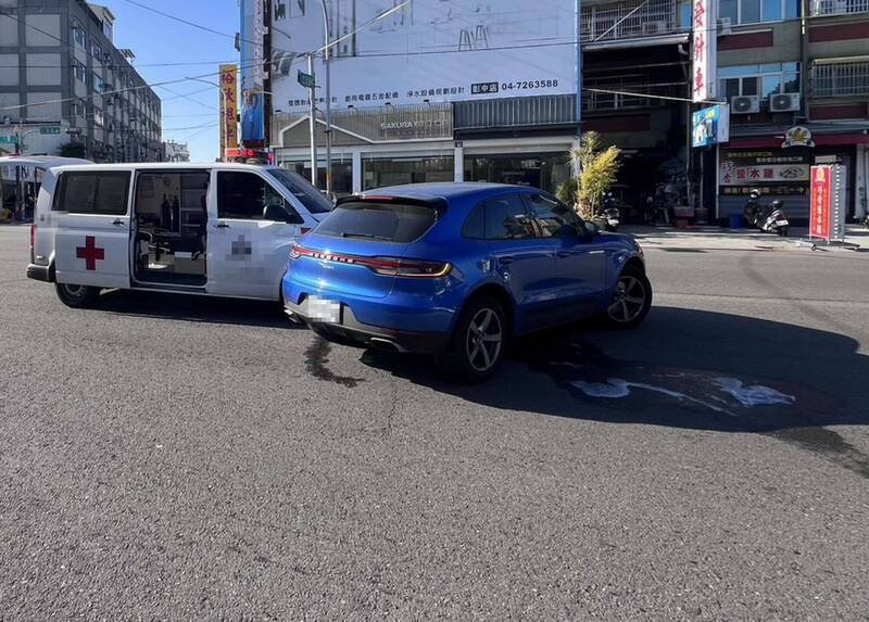 救护车与保时捷Macan在路口发生碰撞。（图由警方提供）