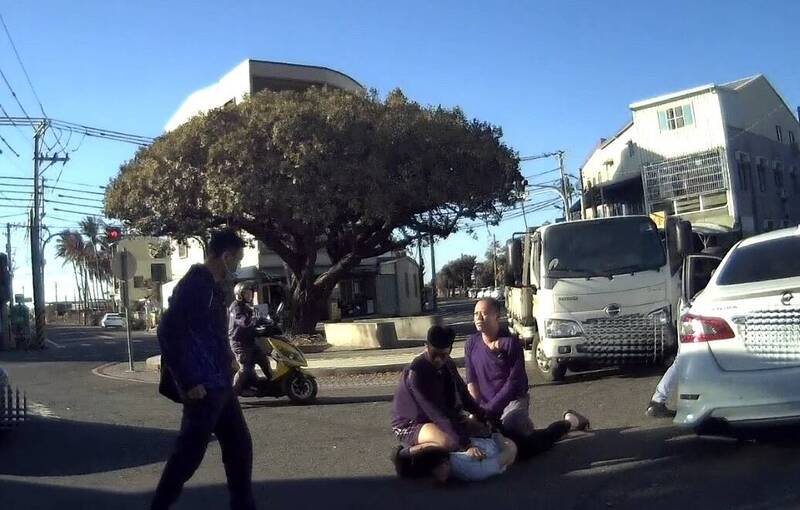警方设下陷阱，将车手施男拉下车压制在地。（图由警方提供）