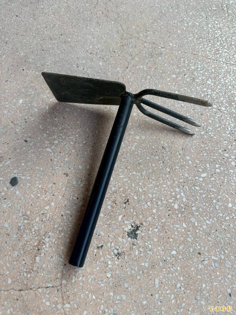警方查扣埋毒铲子一把。（记者黄良杰摄）