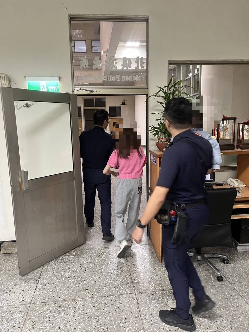 男童妈妈接到电话，焦急到派出所接小孩。（警方提供）