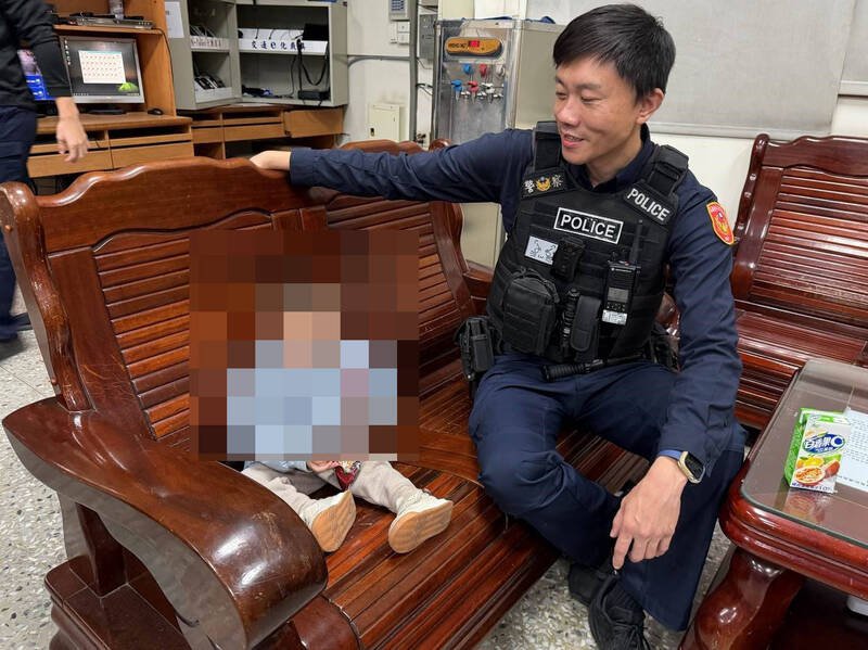 3岁男童被带回派出所照顾，等待家长期间，警察化身「保姆」照顾孩子。（警方提供）