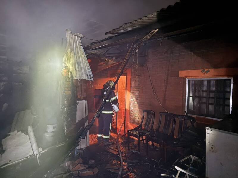 三合院起火，火势相当猛烈。（民众提供）