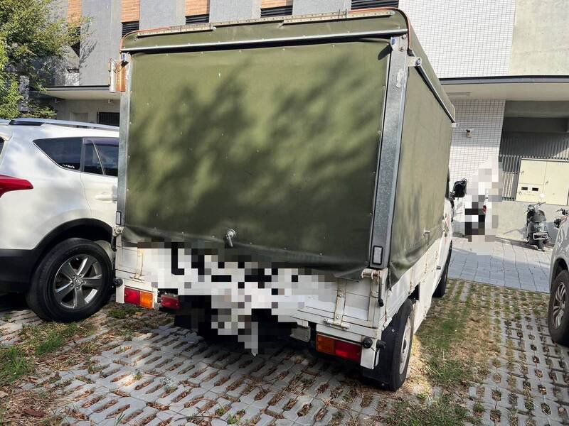 被撞的小货车（图由国道警方提供）