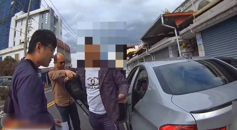 警方在东海六街拦停违规车辆，逮到车上驾驶有吸毒。（警方提供）