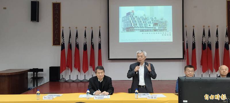 警政署长张荣兴（左二）视察大甲分局。（记者张轩哲摄）