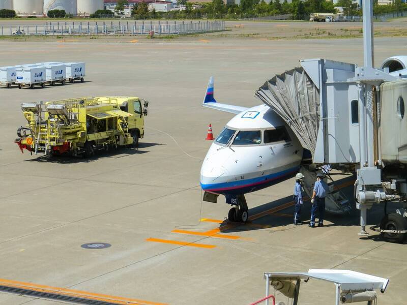 从新加坡起飞的私人飞机，在日本北海道新千岁机场滑出跑道。新千岁机场示意图。（图撷自新千歳空港ターミナルビル脸书）