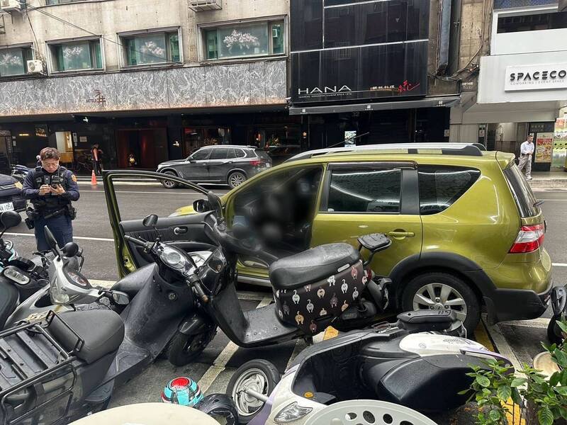 停车未拉手煞，车辆街头滑行直撞路边7辆机车肇事。（记者邱俊福翻摄）