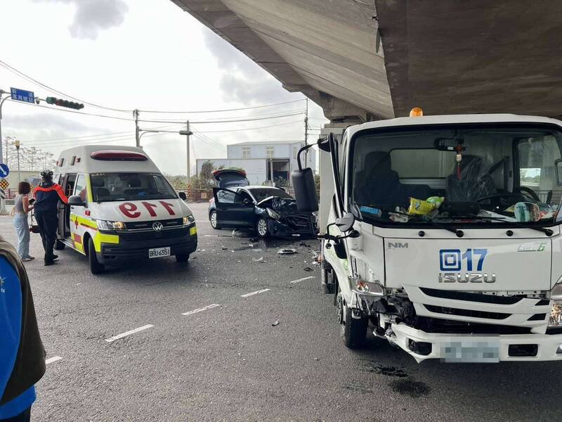 鹿港镇公所清洁队资源回收车与轿车发生碰撞，车体受损。（图由消防局提供）