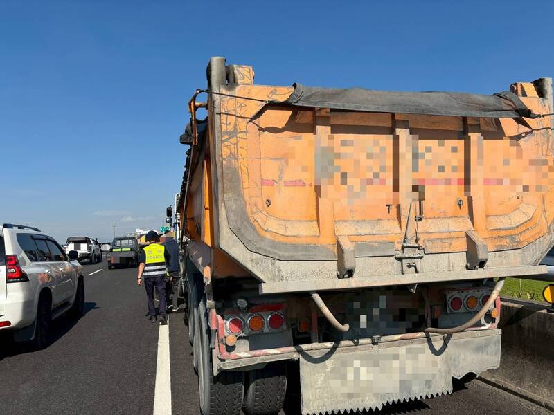 刘姓男子酒后驾驶联结车行经国3草屯段，疑变换车道不当，导致后方6台小客车追撞。（警方提供）