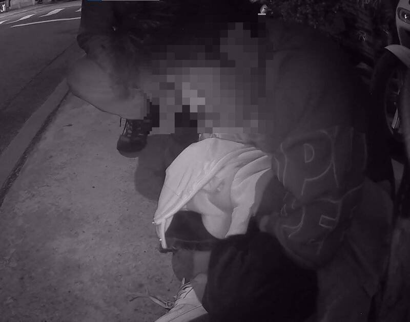 警方将他载回派出所，联系其父亲接回。（民众提供）