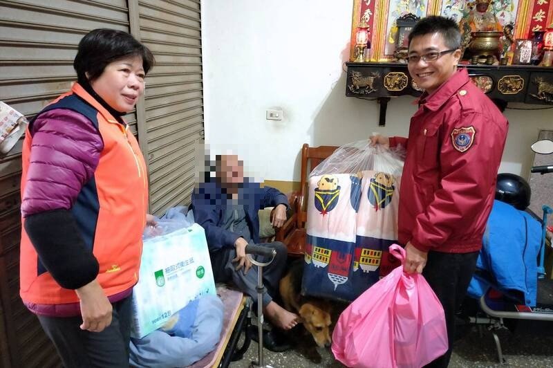 桃园市消防局圳顶分队小队长陈彦志（右），常捐赠物资给辖内弱势家庭。（消防局提供）