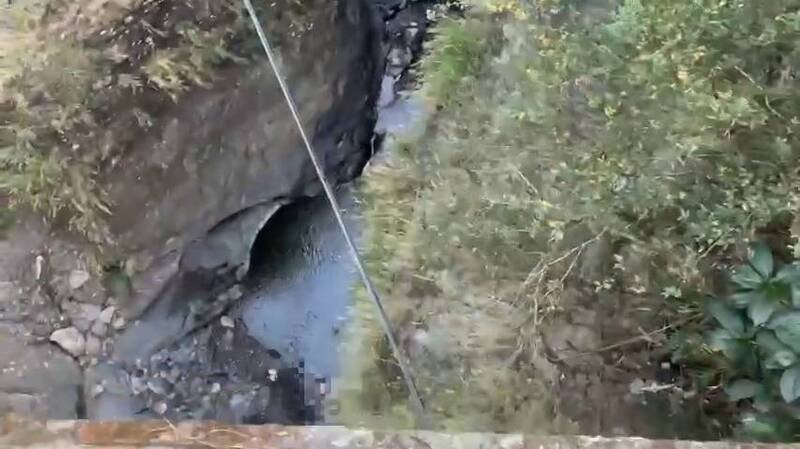 阿嬷摔落雾台二号桥下约30公尺处。（里港警分局提供）