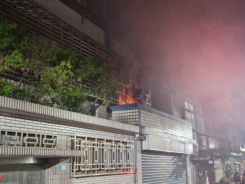 新北市新庄1处公寓今天清晨惊传火警，消防员于起火户发现1名少女，不幸烧成焦尸，起火原因仍待调查厘清。（记者吴仁捷翻摄）