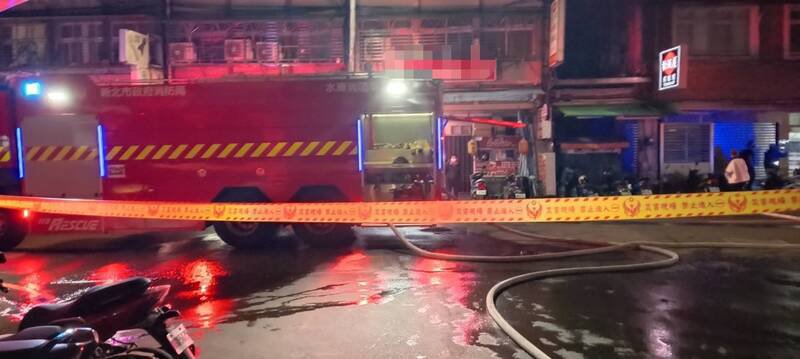 新北市新庄一处公寓，今天惊传火灾，夺走一名少女性命，家属难掩哀恸，警方排除外力介入，起火原因仍待消防调查厘清。（记者吴仁捷翻摄）