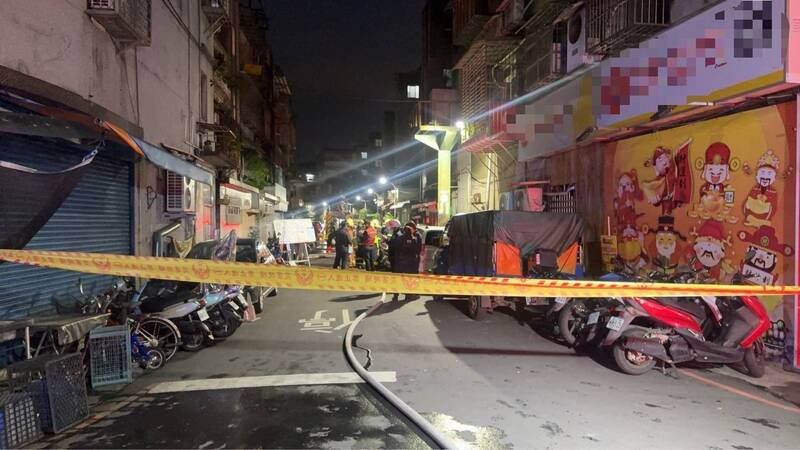 新北市新庄一处公寓，今天惊传火灾，夺走一名少女性命，家属难掩哀恸，警方排除外力介入，起火原因仍待消防调查厘清。（记者吴仁捷翻摄）