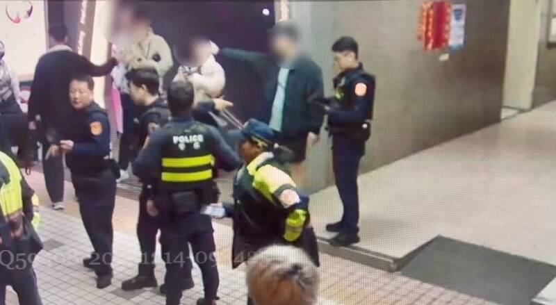 警方获报出动22名快打警力到场时，打人一方已经离去，随后协助受伤民众送医治疗。（记者陆运锋翻摄）