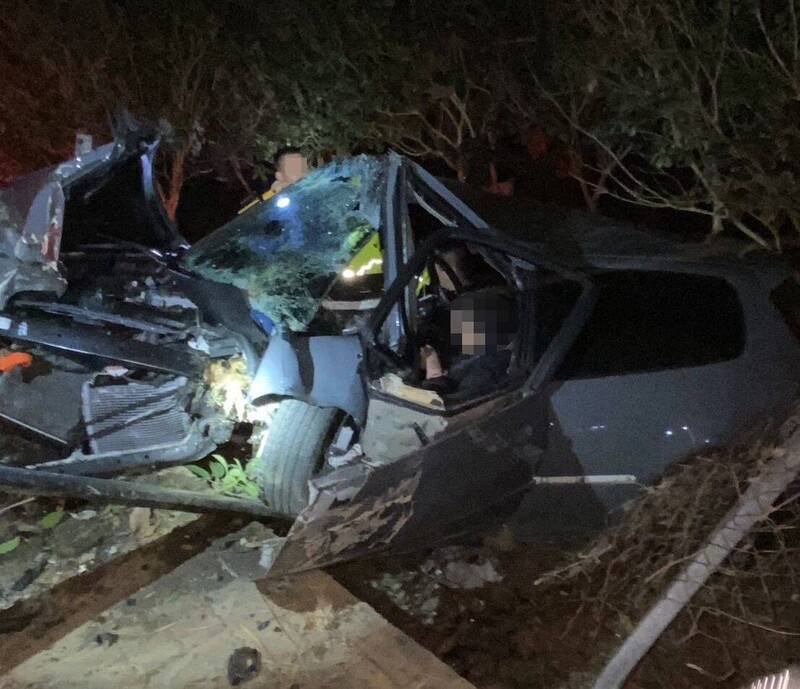 台中西屯区西屯路，昨晚发生民众驾车自撞路树意外，整辆休旅车几乎撞成废铁。（记者陈建志翻摄）