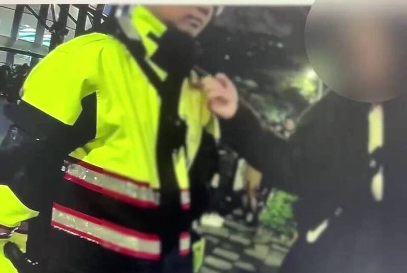 李男（右）不断醉言醉语，警方将他带回派出所管束。（记者姚岳宏翻摄）