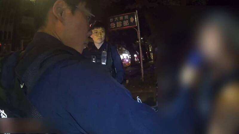 警方对潘男（右）酒测。（记者王冠仁翻摄）