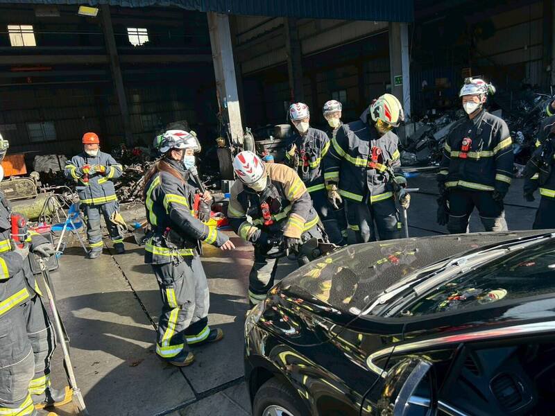 平镇消防分队办理2梯次车祸救援教育训练，强化第一线救灾能力。（图由桃市消防局提供）