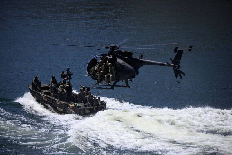 美军特种作战部队拦截从中国驶向伊朗的货轮，没收并销毁船上军民两用物资。美军特种部队示意图。（法新社）