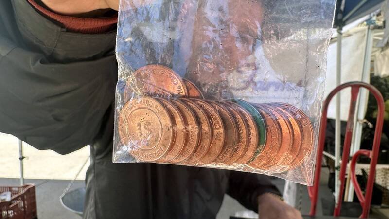 旧金山农夫市集摊商表示，最近确实有越来越多的政府使用补助代币购买蔬果，因此他的生意没有通膨和关税资金太多，但也代表接受补助的中低收入家庭对代币的依赖程度正在提高。（中央社）