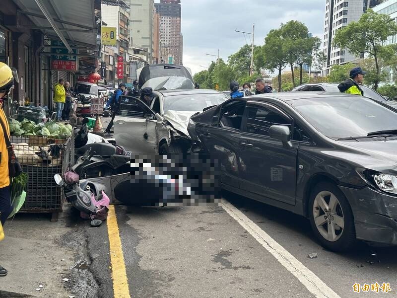 杨男驾驶的白色车辆，撞进前方轿车后才停下。（记者吴升儒摄）