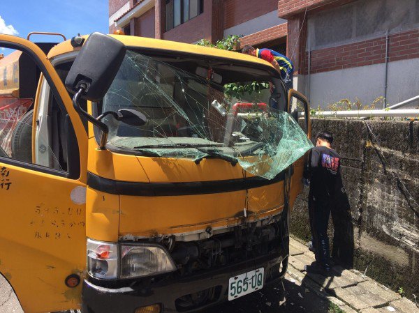 仁爱乡公所清洁队垃圾车疑似刹车失灵，擦撞路旁驳坎才停止。（仁爱消防分队提供）