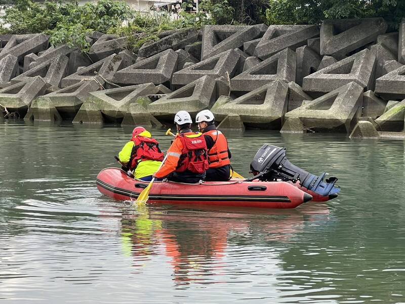 一名25岁越南移工，12日晚间在苏澳白米溪出海口抓螃蟹落海失联，遗体今天被寻获。（读者提供）