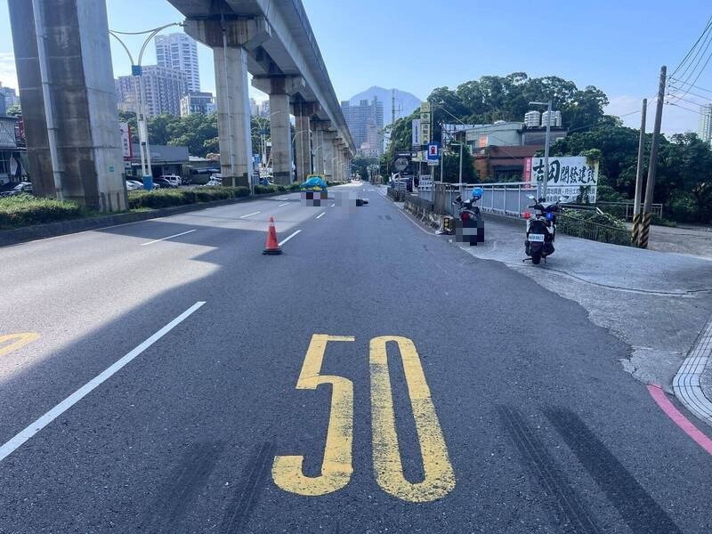 新北市淡水淡金路今天上午惊传死亡车祸，郭姓骑士骑车突然右转，撞上同向后方的机车吴姓女骑士，造成吴女头部重创，送医不治。（记者吴仁捷翻摄）