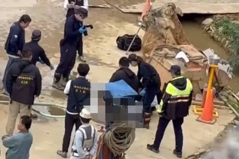 桃园铁路地下化工程工地发现男尸，遗体趴水洼已死亡多时。（民众提供）