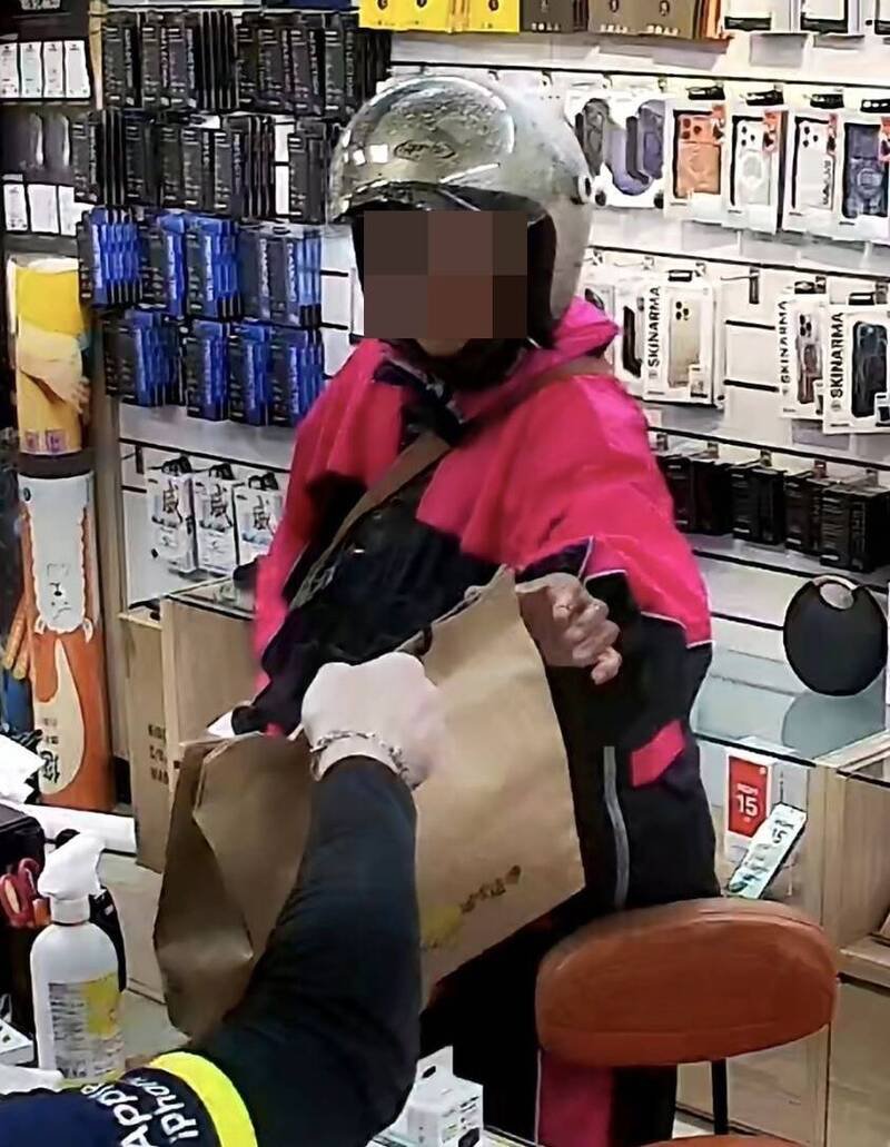 外送员向通讯行收取5万多元现金及全新手机后，未送达指定地点直接神影，警方目前已锁定对象查缉中。（图由民众提供）