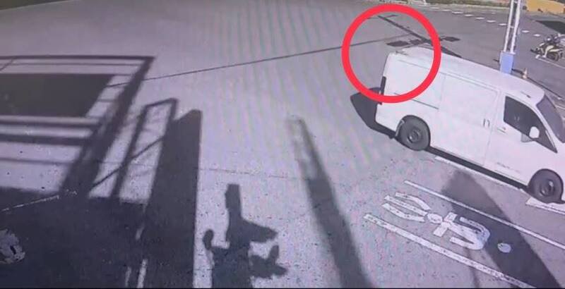 警方调阅监视器，发现玩具假手是从一辆厢型车的车顶掉落。（记者陈建志翻摄）