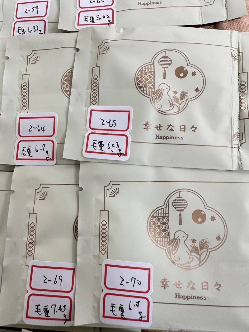 警方查获的毒品包装成食品及新潮外观。（记者余瑞仁翻摄）