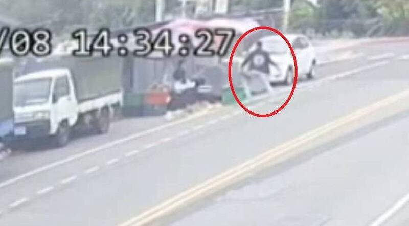 花莲31岁王姓男子日前喝醉步行在花莲市重庆路上，突然在一处摊商前不胜酒力呕吐遭斥责，王男心生不满竟殴打摊商并拿出折叠刀猛刺，行凶后逃逸遭警方逮捕。（民众提供）