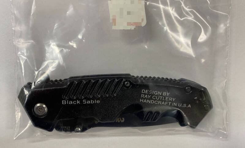 花莲31岁王姓男子日前喝醉步行在花莲市重庆路上，突然在一处摊商前不胜酒力呕吐遭斥责，王男心生不满竟殴打摊商并拿出折叠刀猛刺，行凶后逃逸遭警方逮捕。（警方提供）