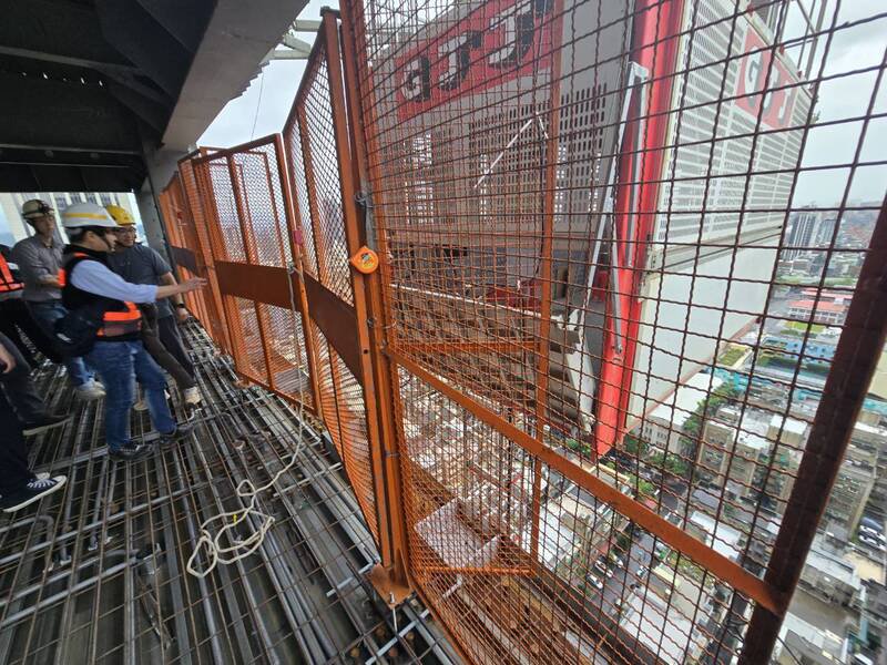 13日上午台北市仁爱路3段大楼兴建工程工地发生工人高处坠落死亡案。（台北市劳检处提供）