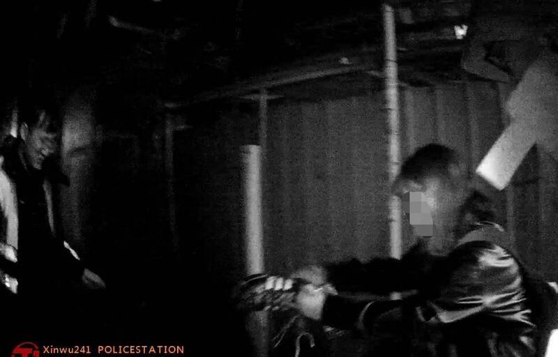 黄姓女大生赶公车鞋子误入排水孔掉了。（警方提供）