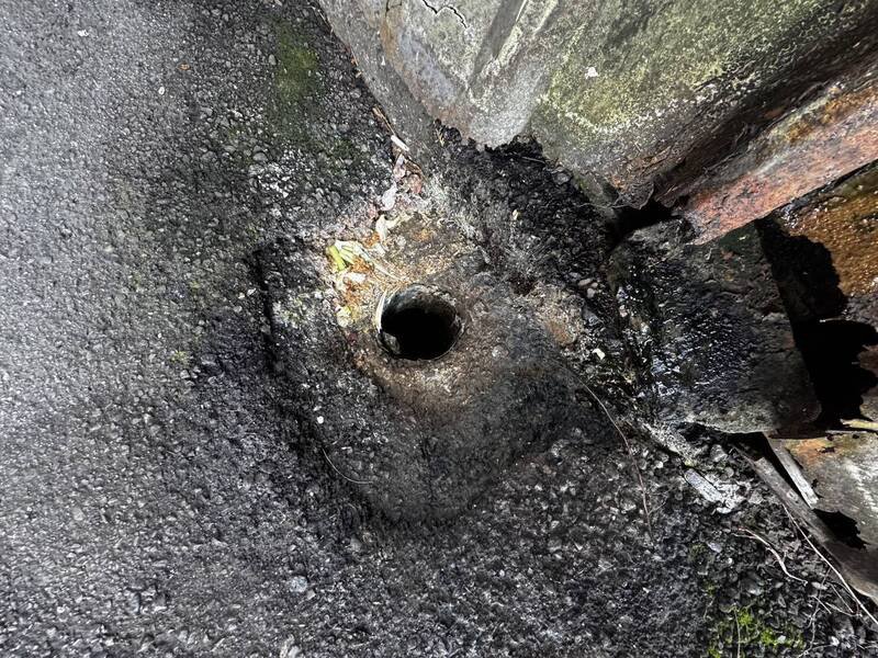 黄姓女大生赶公车鞋子误入排水孔掉了，杨梅警靠2物巧手救鞋。（警方提供）