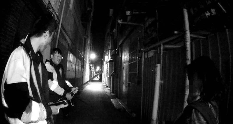 黄姓女大生赶公车鞋子误入排水孔掉了，杨梅警靠2物巧手救鞋。（警方提供）