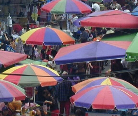 新竹县湖口乡达生路摊贩阮女未将帆布伞固定住，以致强风吹倒时砸到84岁李姓老妇，事后老妇嗅觉异常、听力受损，求偿107万元。图为市场帆布伞示意图，与新闻事件无关。（资料照）