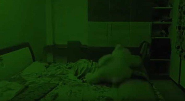 这段诡异的影片引起众多网友讨论，许多人认为泰迪熊娃娃可能被鬼魂附身了。（图撷自YouTube/Peristiwa Baru）