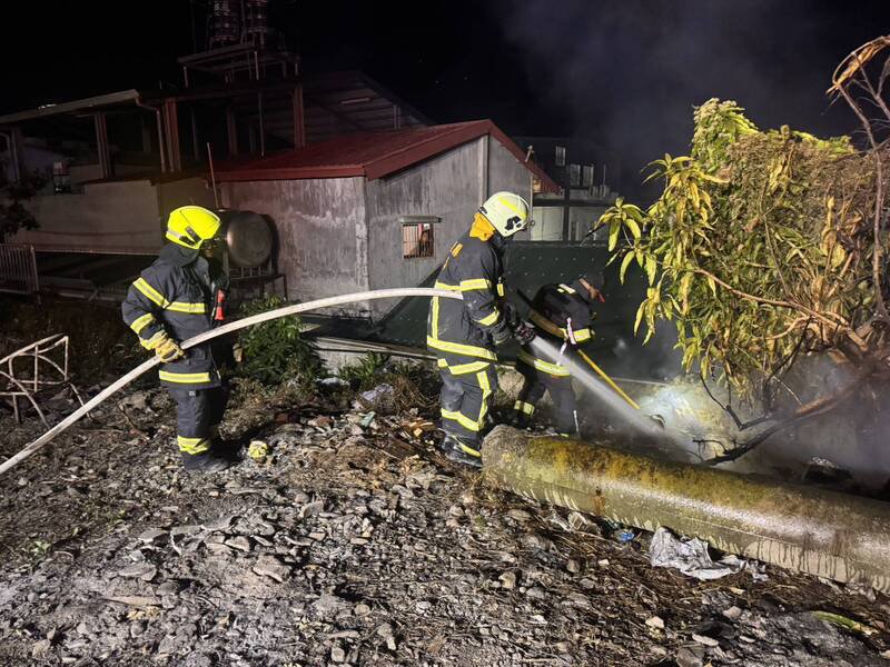 南投县信义乡地利村16日晚间发生杂草火警，地利消防站义消出动扑灭火势。（南投县消防局提供）