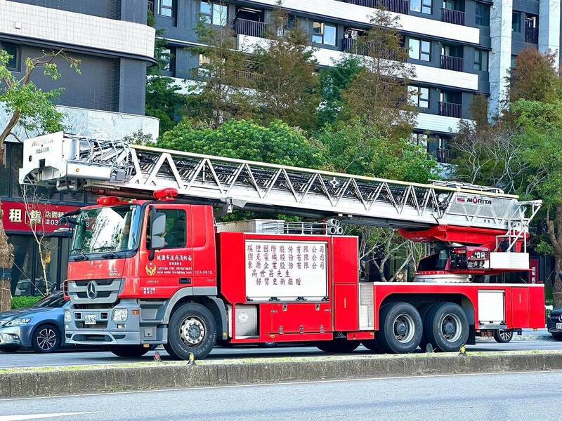 千万云梯车修复后首度出勤，投入火警救援。（记者李容萍翻摄）