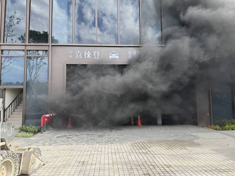 高铁桃园站前新建案地下室突然发生火警，冒出大量浓烟。（记者李容萍翻摄）