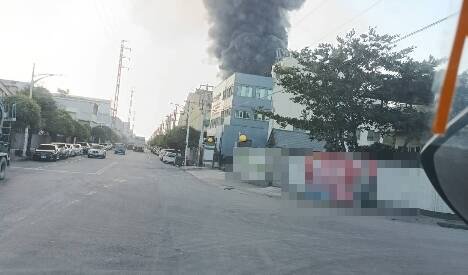 大发工业区发生工厂火警，厂区冒出浓烟。（民众提供）