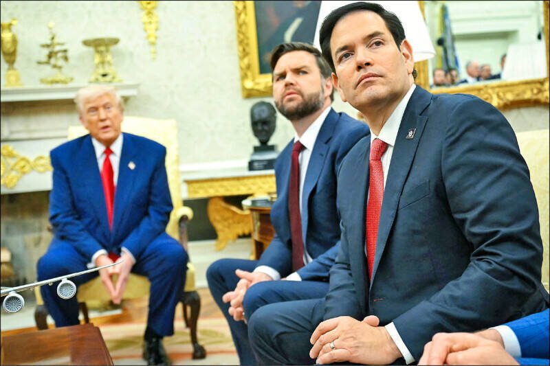 如果2028年美国总统大选共和党内出现竞争，美国国务卿鲁比欧（图右）近日受访表示，只要副总统范斯（图中）争取提名，就不会上场与他竞争。（法新社档案照）