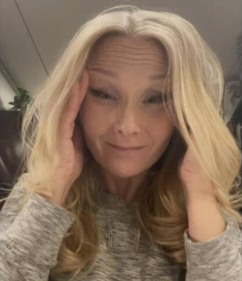 芬兰国会议员加雷德夫在其脸书页面发布「拉眼角」动作的照片。（图取自Kaisa Garedew-Facebook）